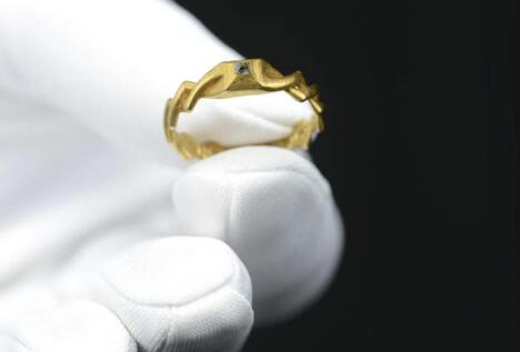 冶金专业，模具制作专业，英国男子在田野里发现中世纪钻石戒指，估价高达47300美元